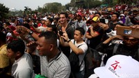 Warga berkumpul di kawasan Monas untuk menyaksikan upacara HUT ke-74 Republik Indonesia. Meski hanya dapat melihat melalui layar kaca, warga tetap antusian menyaksikan pelaksanaan upacara 17 Agustus. 