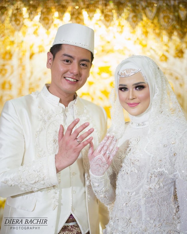 Cut Meyriska resmi dinikahi Roger Danuarta di Medan, Sumatera Utara, Sabtu (17/8/2019). Pesinetron 26 tahun itu tampil dengan makeup cantik pada akad nikah yang digelar pada pagi hari tadi.  Foto: Foto: Instagram/Diera Bachir Photography