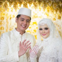 Cut Meyriska resmi dinikahi Roger Danuarta di Medan, Sumatera Utara, Sabtu (17/8/2019). Pesinetron 26 tahun itu tampil dengan makeup cantik pada akad nikah yang digelar pada pagi hari tadi.  Foto: Foto: Instagram/Diera Bachir Photography