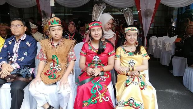 Dua siswi penemu obat kanker payudara.