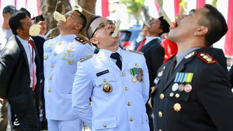 Saat Bupati Anas Lomba Makan Kerupuk Bersama Forpimda Saat Bupati Anas Lomba Makan Kerupuk Bersama Forpimda