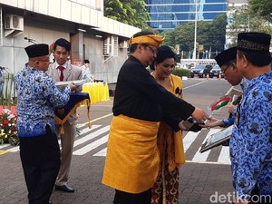 Pimpin Upacara HUT ke-74 RI, Menperin Pakai Baju Khas Bali