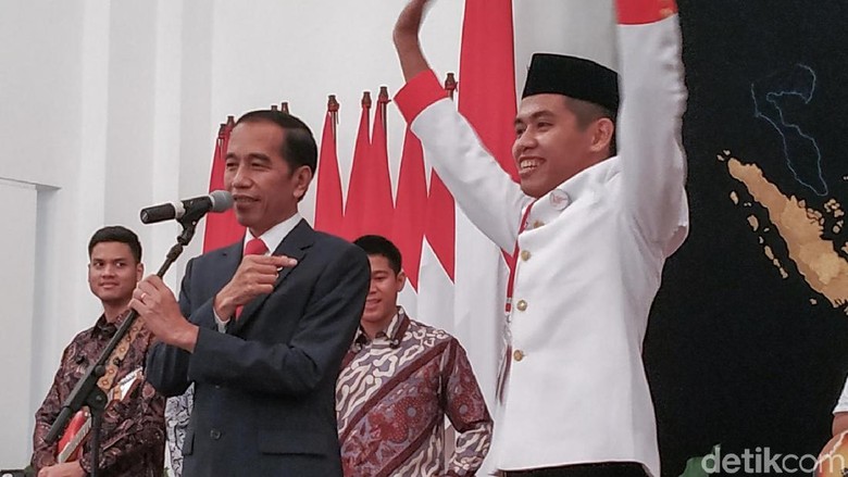 Sapa Paskibraka-Paduan Suara, Jokowi Bagi-bagi Sneakers dan Sepeda Sapa Paskibraka-Paduan Suara, Jokowi Bagi-bagi Sneakers dan Sepeda