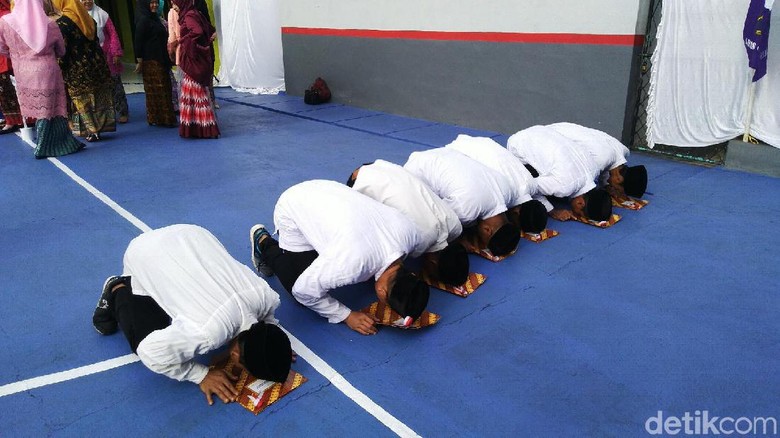 Bebas di HUT RI, 7 Napi Lapas Ciamis Sujud Syukur Bebas di HUT RI, 7 Napi Lapas Ciamis Sujud Syukur