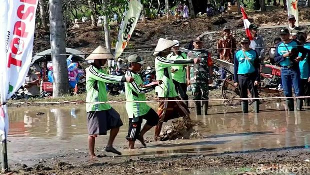 Khidmatnya Petani Banyuwangi Gelar Upacara Bendera di Tengah Sawah