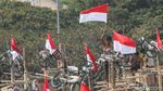 Berburu Beragam Hadiah di Lomba Panjat Pinang