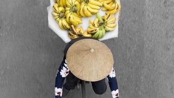 Dia melihat banyak pedangan menaiki sepeda membawa barang jualannya. Foto: Loes Heerink