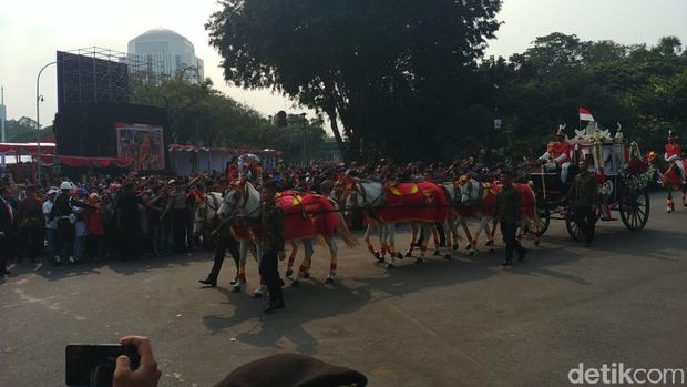 Rombongan kirab bendera pusaka melintas saat menuju Istana Negara