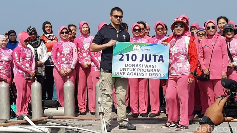 Lestarikan Lingkungan Laut, Bhayangkari Gelar Aksi Bersih-bersih Laut Lestarikan Lingkungan Laut, Bhayangkari Gelar Aksi Bersih-bersih Laut