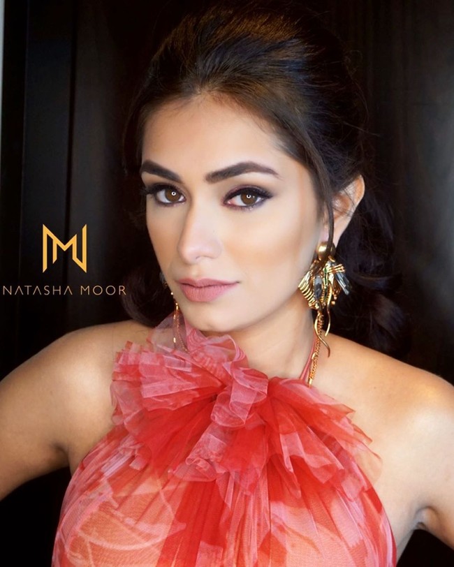 Acara resepsi pun tiba pada Sabtu (17/8/2019). Pada gaun pertama, Sanjana tampil dengan gaun merah.  Foto: dok. Instagram @natasha.moor