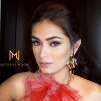 Acara resepsi pun tiba pada Sabtu (17/8/2019). Pada gaun pertama, Sanjana tampil dengan gaun merah.  Foto: dok. Instagram @natasha.moor