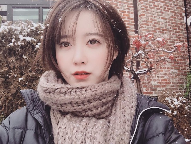 Sempat Tidak Percaya Cinta Dalam sebuah wawancara, Hye Sun pernah mengatakan bahwa dia sempat tidak percaya dengan cinta karena pernah menjadi korban perselingkuhan. Saya terluka setelah cinta pertama saya mengkhianati saya. Setelah itu, saya merasa skeptis dalam hubungan romantis. Saya tidak ingin berkencan kecuali kami berpikir untuk menikah, ucapnya, seperti dikutip Koreaboo. Foto: dok. Instagram @kookoo900