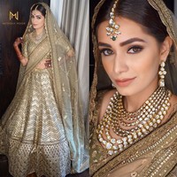 Sang pengantin wanita kemudian kembali berganti baju. Masih dengan tema menggunakan kain Sari, kali ini tampilannya semakin glamour dengan nuansa emas pada Sari hingga aksesorinya.  Foto: dok. Instagram @natasha.moor