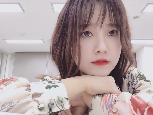 Cita-cita Jadi PenyanyiGoo Hye Sun atau terlahir dengan nama Ku Hye-sun lahir di Incheon, Korea Selatan, 9 November 1984. Sejak kecil Hye Sun punya minat yang tinggi pada dunia musik hingga bercita-cita menjadi penyanyi. Hye Sun kemudian masuk ke sekolah seni  Seoul Institute of Arts. Foto: dok. Instagram @kookoo900