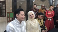 Roger Danuarta dan Cut Meyriska tak dapat menyembunyikan kebahagiaan mereka usai resmi menikah. (Wano Dya/detikcom)