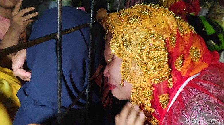 Tangis Haru Jemaah Haji Kloter 1 Makassar saat Kembali Bertemu Keluarga Tangis Haru Jemaah Haji Kloter 1 Makassar saat Kembali Bertemu Keluarga