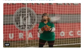 Tetapi satu blunder fatalnya, yang berujung gol, tak ayal bikin Adrian kena bully. Apalagi sebelum itu ada pula blunder lain yang dibuatnya. Ia seperti terjangkit virus blunder kiper-kiper di Liverpool. (Foto: Twitter)