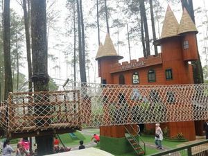 Foto: Kastil di Tengah Hutan Pinus Lembang