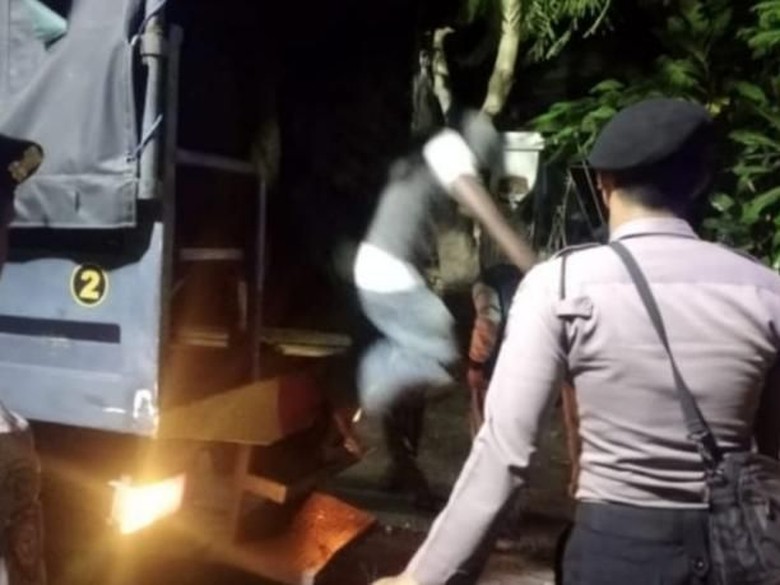 43 Mahasiswa Papua Diperiksa Dugaan Pembuangan Bendera, Bagaimana Hasilnya? 43 Mahasiswa Papua Diperiksa Dugaan Pembuangan Bendera, Bagaimana Hasilnya?