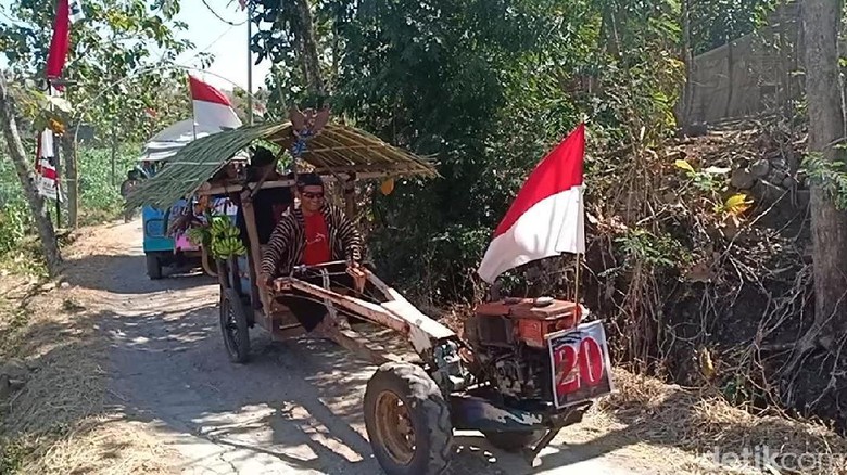 Cara Petani Magetan Rayakan HUT RI, Konvoi di Sawah dengan Traktor Cara Petani Magetan Rayakan HUT RI, Konvoi di Sawah dengan Traktor
