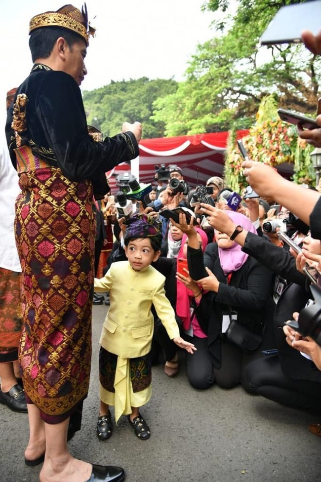 Cucu presiden Jokowi ini menjadi sorotan setelah menggunakan sepatu Gucci saat HUT ke-74 RI di Istana Negara, Sabtu (17/8/2019). Ethes mengenakan sepatu Gucci seri Loafer with Bee itu seharga US$ 436 atau sekitar Rp 6 jutaan.   Foto: dok, Twitter @jokowi