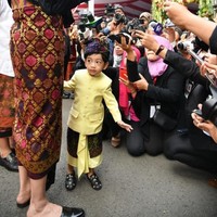Cucu presiden Jokowi ini menjadi sorotan setelah menggunakan sepatu Gucci saat HUT ke-74 RI di Istana Negara, Sabtu (17/8/2019). Ethes mengenakan sepatu Gucci seri Loafer with Bee itu seharga US$ 436 atau sekitar Rp 6 jutaan.   Foto: dok, Twitter @jokowi