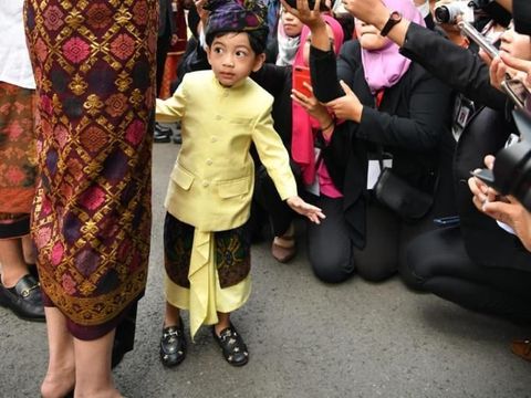 Jan Ethes Pakai Sepatu Gucci di HUT ke-74 RI, Netizen Salah Fokus 