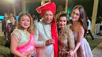 Luna Maya juga turut hadir. Dirinya mengabadikan momen tersebut dengan berfoto bersama Raam Punjabi dan istri. Nirina Zubir turut hadir di acara tersebut. Foto: dok.Instagram Luna Maya