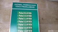 Pembacaan teks proklamasi ini berlangsung setiap satu jam sekali dari pukul 09.00-21.00 WIB. (Afif/detikcom)