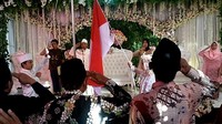 Pernikahan mereka didahului dengan menggelar upacara bendera untuk memperingati HUT Kemerdekaan RI ke 74, prosesi itu pun menjadi viral.