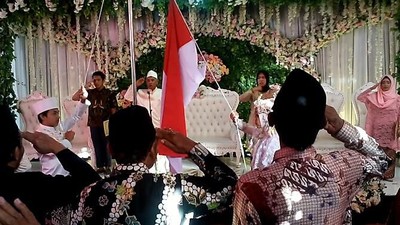 Nasionalis Banget! Pasangan Ini Upacara Bendera Lalu Menikah