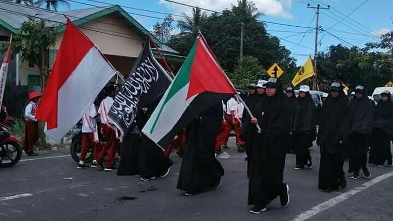 Siswa di Sulsel Gerak Jalan Bawa Bendera Bertuliskan Kalimat Tauhid