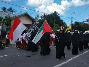 Siswa di Sulsel Gerak Jalan Bawa Bendera Bertuliskan Kalimat Tauhid