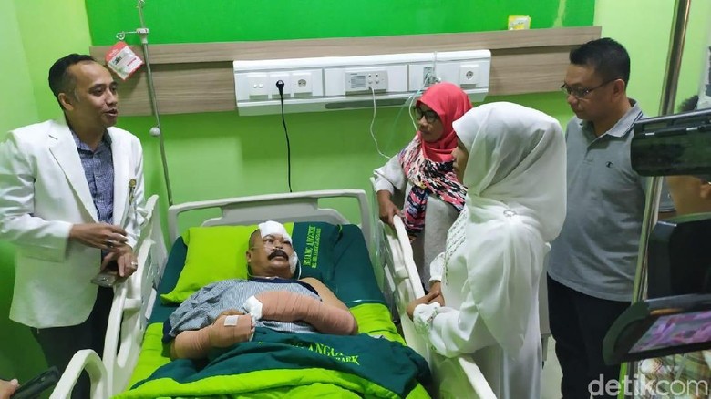 Jenguk Polisi yang Diserang di Polsek Wonokromo, Khofifah: Sudah Membaik Jenguk Polisi yang Diserang di Polsek Wonokromo, Khofifah: Sudah Membaik