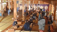 Setiap figur berukuran mini dilengkapi dengan detil pakaian bahkan dengan ekspresi yang tampak nyata.