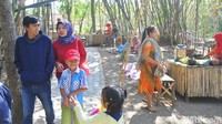 Para pedagang makanan di Pasar Kalangon bisa mencatatkan transaksi penjualan dari Rp 150 ribu sampai Rp 2 juta setiap pasar buka. Traveler yang mau berkunjung mesti membayar tiket masuk sebesar Rp 3 ribu per orang (Akrom Hazami/detikcom) 
