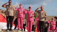 Polda NTB bersama sejumlah warga melakukan upacara bendera HUT RI di bukit Merese Kuta, Lombak Tengah NTB, Sabtu, (17/08/2019) (Faruk Nickyrawi/detikcom)