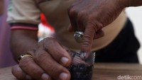 Warga juga diwajibkan membalurkan tinta di jari kelingking.