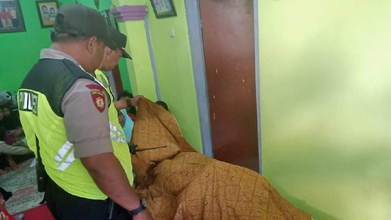 Diduga Kecapekan, Warga Blitar Meninggal Mendadak Saat Ikut Karnaval Diduga Kecapekan, Warga Blitar Meninggal Mendadak Saat Ikut Karnaval