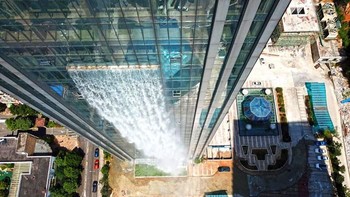 Liebian International Plaza. Gedung pencakar langit di pusat kota Guiyang, China ini terlihat unik dengan air terjun buatan terbesar di dunia menjadi bagian dindingnya. Ketinggian bangunan mencapai 121 meter, dan air terjunnya memiliki tinggi 108 meter. Foto: via Brainberries