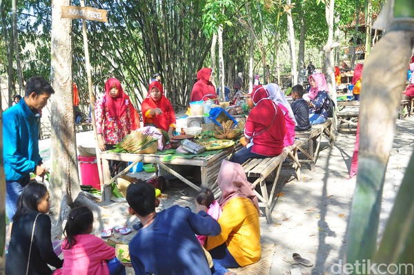 Ada beragam menu tradisional dijajakan di Pasar Kalangon. Mulai dari sate, pecel, soto, aneka ubi, kue putu, dan lainnya. Pedagang tidak dibebankan biaya sewa lapak di pasar ini (Akrom Hazami/detikcom) Ada beragam menu tradisional dijajakan di Pasar Kalangon. Mulai dari sate, pecel, soto, aneka ubi, kue putu, dan lainnya. Pedagang tidak dibebankan biaya sewa lapak di pasar ini (Akrom Hazami/detikcom)