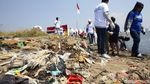Aksi Bersih-bersih Pantai Ancol Dalam Rangka HUT RI