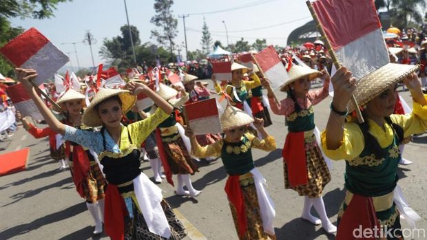 Melihat Pejabat Berkostum Wayang di Karnaval Kemerdekaan Sabilulungan