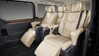 Toyota Majesty mampu dimuati 10 penumpang. Pada baris jok kedua dan ketiga sudah menganut model captain seat, lengkap dengan handrest di kedua sisi. Khusus pada baris kedua, juga sudah dilengkapi dengan legrest yang bisa membuat posisi duduk makin ergonomis. Foto: Toyota