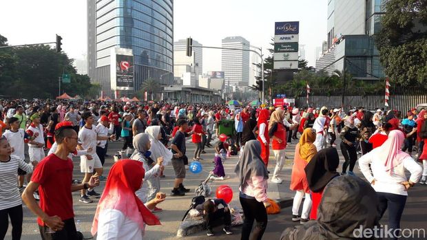 Rayakan HUT RI ke-74, Ondel-ondel Merah-Putih Meriahkan CFD Bundaran HI