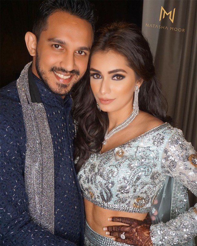 Setelah Samba Night, acara pernikahan Amrit dan Sanjana dilanjutkan keesokan harinya, Kamis (15/8/2019) dengan upacara pernikahan yang digelar sesuai tradisi India. Tampak Sanjana tampil dengan kain Sari dengan aksen gemerlap.  Foto: dok. Instagram @natasha.moor