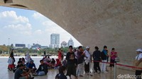 Ruang Kemerdekaan ini ada di area cawan Monas. Tampak para wisatawan menikmati liburan kemerdekaan (Tasya/detikcom)