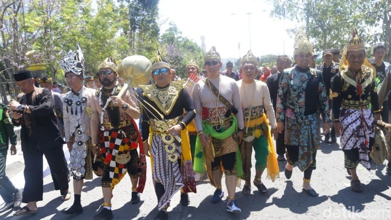 Keseruan Pejabat Berkostum Wayang di Karnaval Kemerdekaan Sabilulungan Keseruan Pejabat Berkostum Wayang di Karnaval Kemerdekaan Sabilulungan