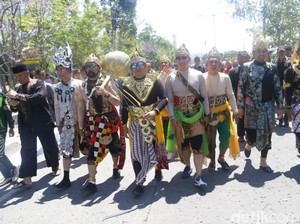 Keseruan Pejabat Berkostum Wayang di Karnaval Kemerdekaan Sabilulungan