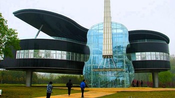 Musical building, bangunan tampak unik dengan bentuk biola dan piano di bagian depannya. Namun anehnya, bangunan yang terletak di pusat kota Huainan, China justru tidak ada hubungannya dengan musik. Yang unik dari gedung ini, eskalator terletak di biola transparan, dan bagian yang berwujud piano transparan didedikasikan ruang pameran. Foto: via Brainberries